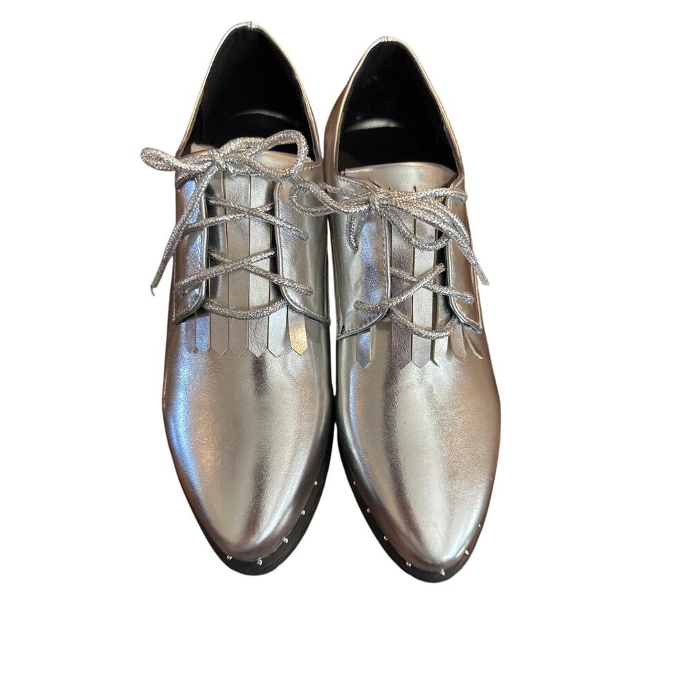 Women’s Unbranded Silver Fringed Loafers. Size 10. NWOB!